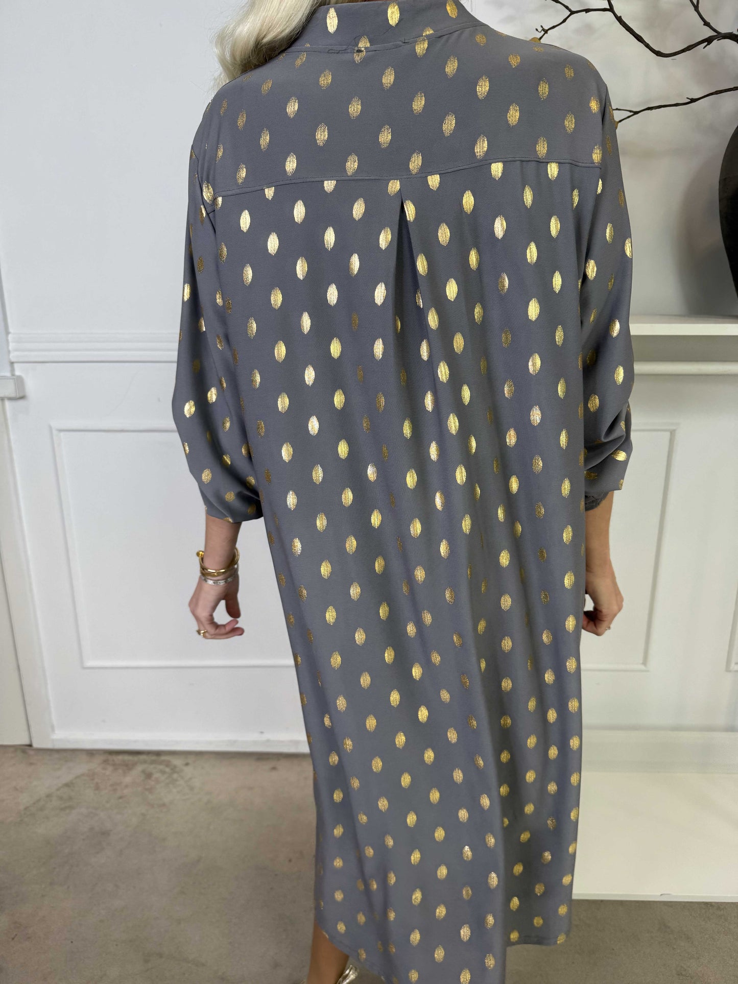 Stilla | Langt Elastisk Kjole Med Guldprint