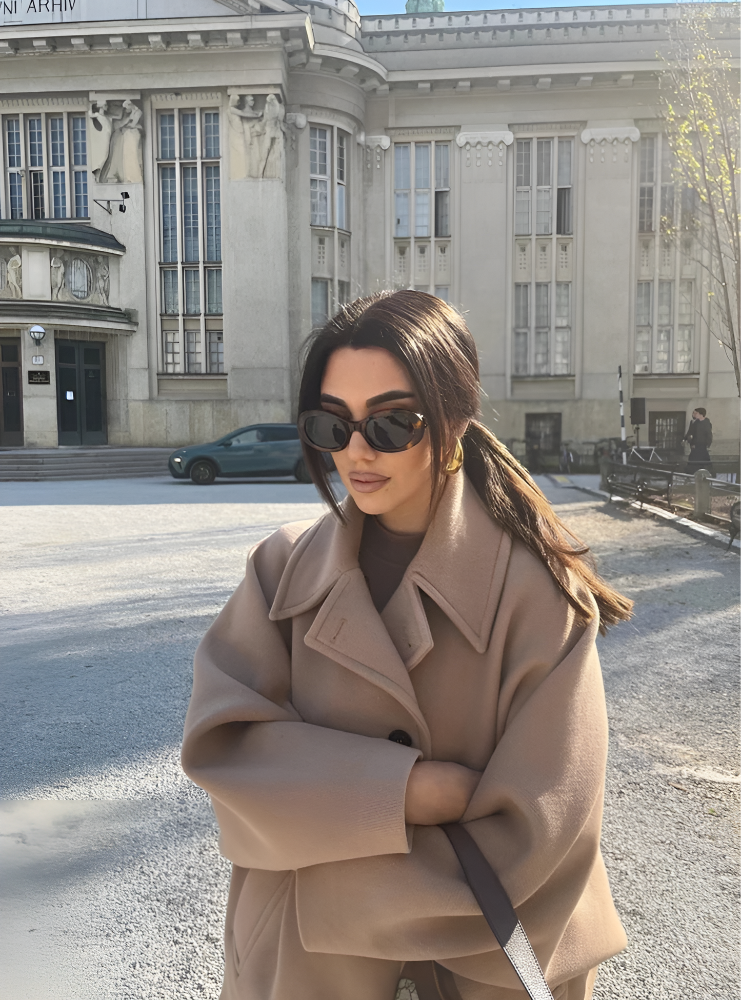Stilla | Elegant Knaplukket Kvinders Cape Uldblanding