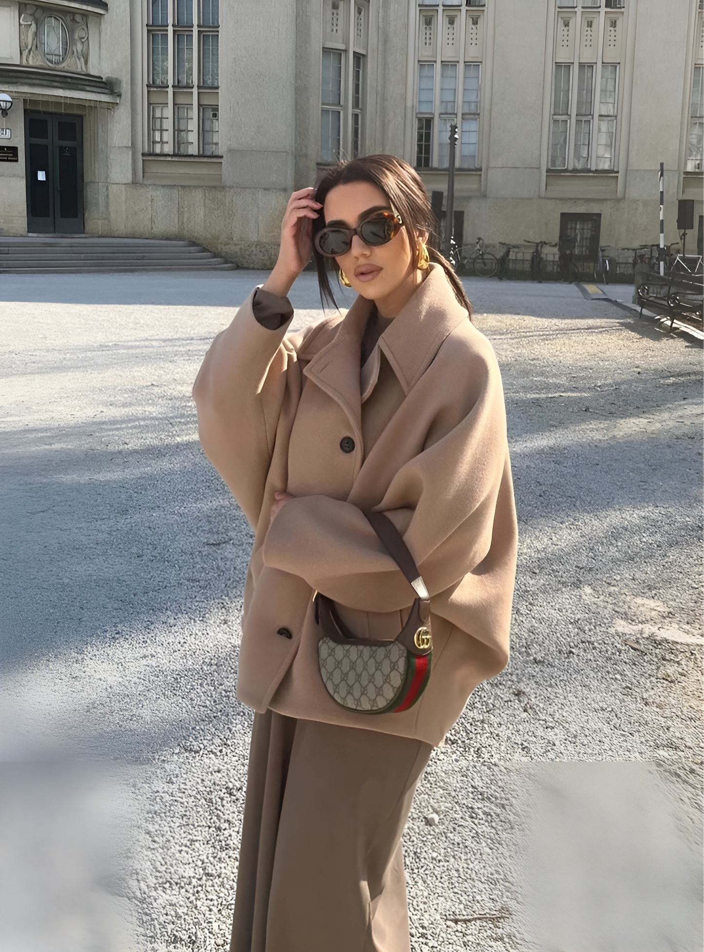Stilla | Elegant Knaplukket Kvinders Cape Uldblanding
