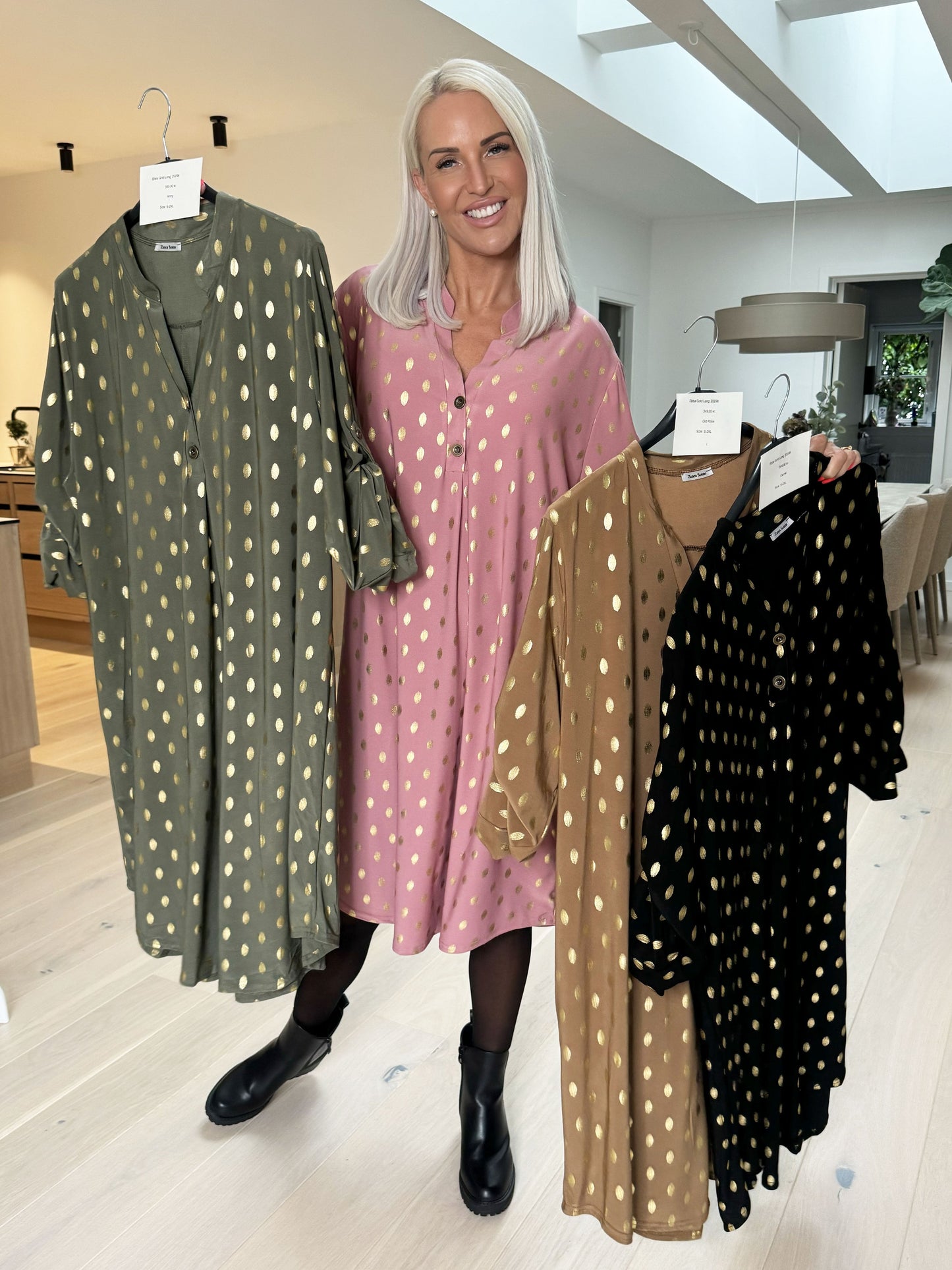 Stilla | Langt Elastisk Kjole Med Guldprint