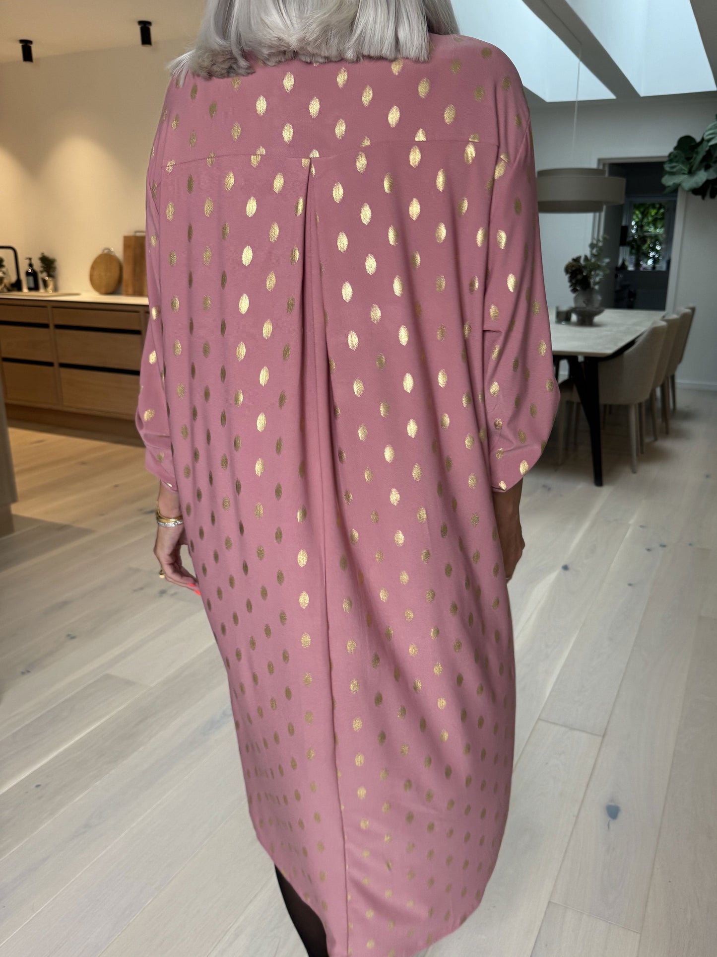 Stilla | Langt Elastisk Kjole Med Guldprint
