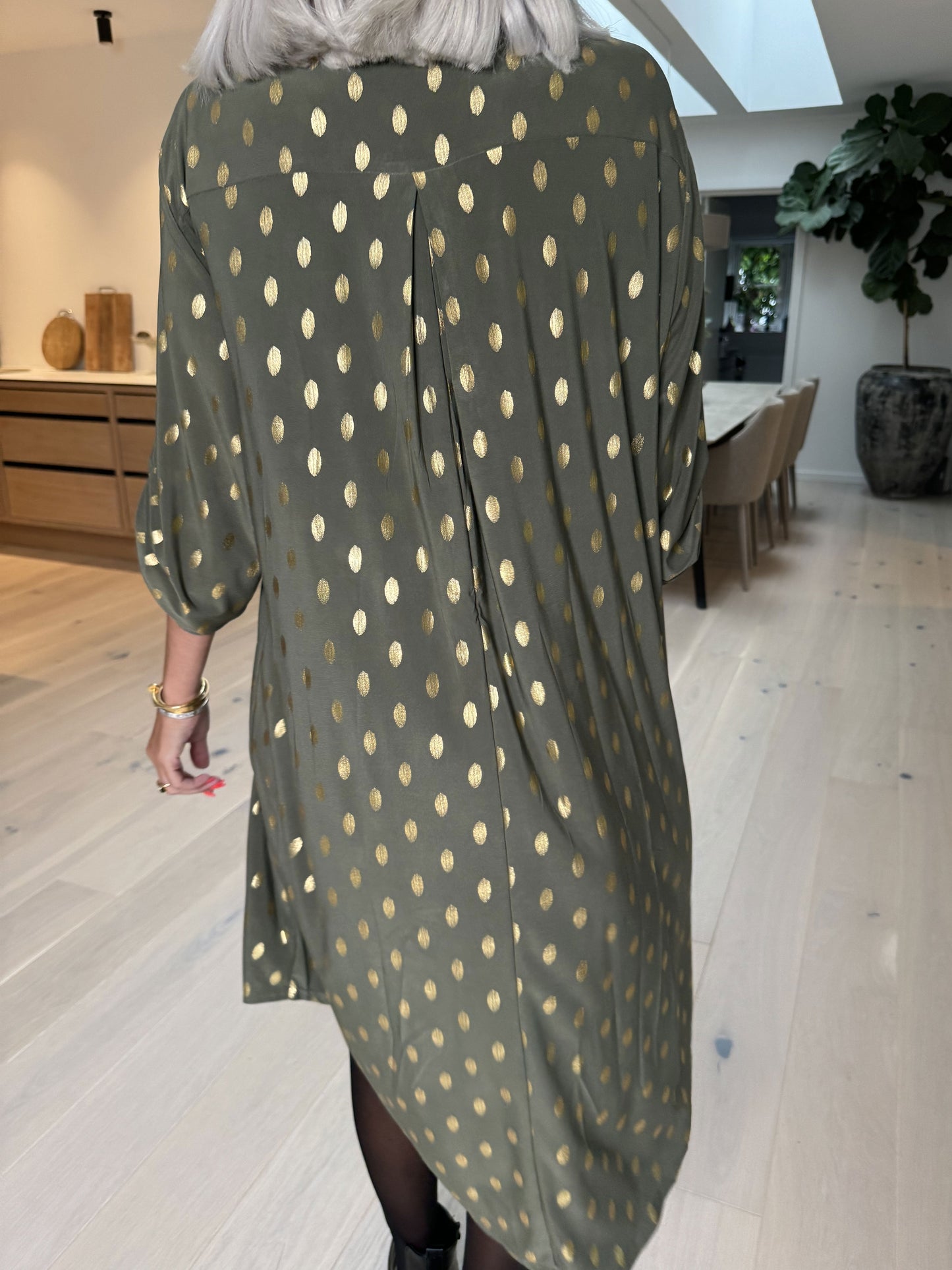 Stilla | Langt Elastisk Kjole Med Guldprint
