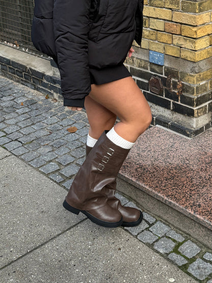 Stilla | Mørkebrune Støvler med Klassisk Snit