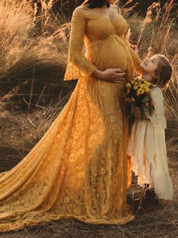 Stilla | Elegante Lang Graviditet Kjole Med V-udskæring Og Lange Ærmer in Boho Lace Photoshoot