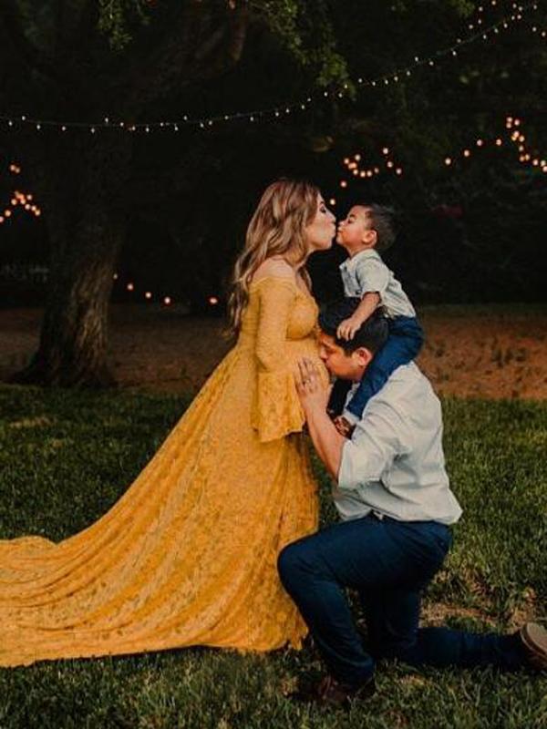 Stilla | Elegante Lang Graviditet Kjole Med V-udskæring Og Lange Ærmer in Boho Lace Photoshoot