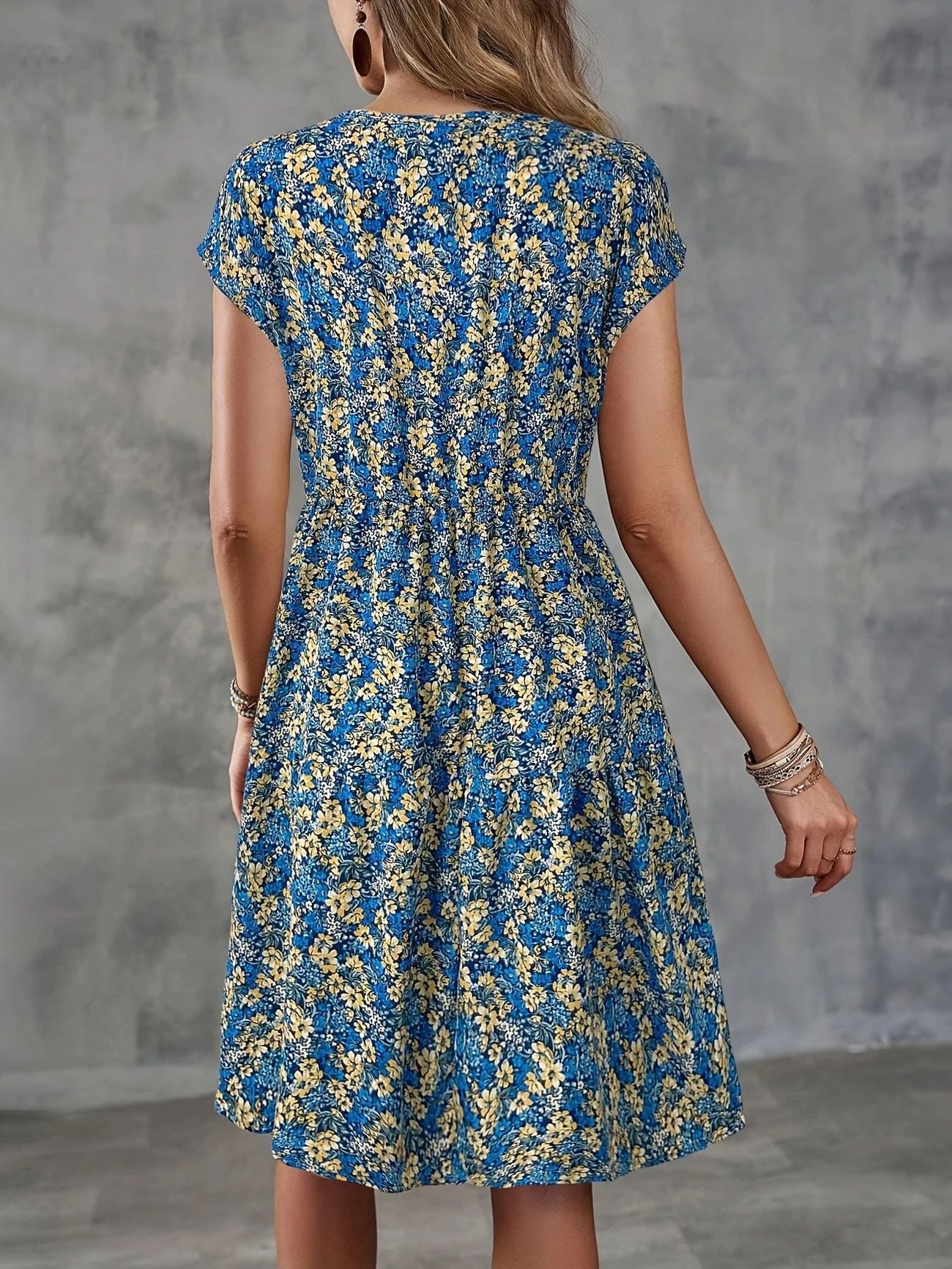 Dame afslappet blomsterkjole med vidde skørt og rund halsudskæring Stilla