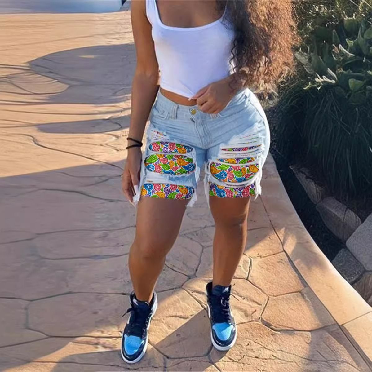 Dame Destroyed Denim Shorts med farverigt mønstertryk Stilla