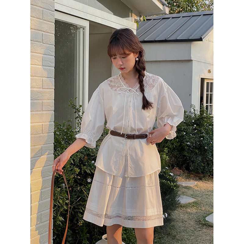 Dame afslappet bluse med spidsdetaljer og svajende nederdel Stilla