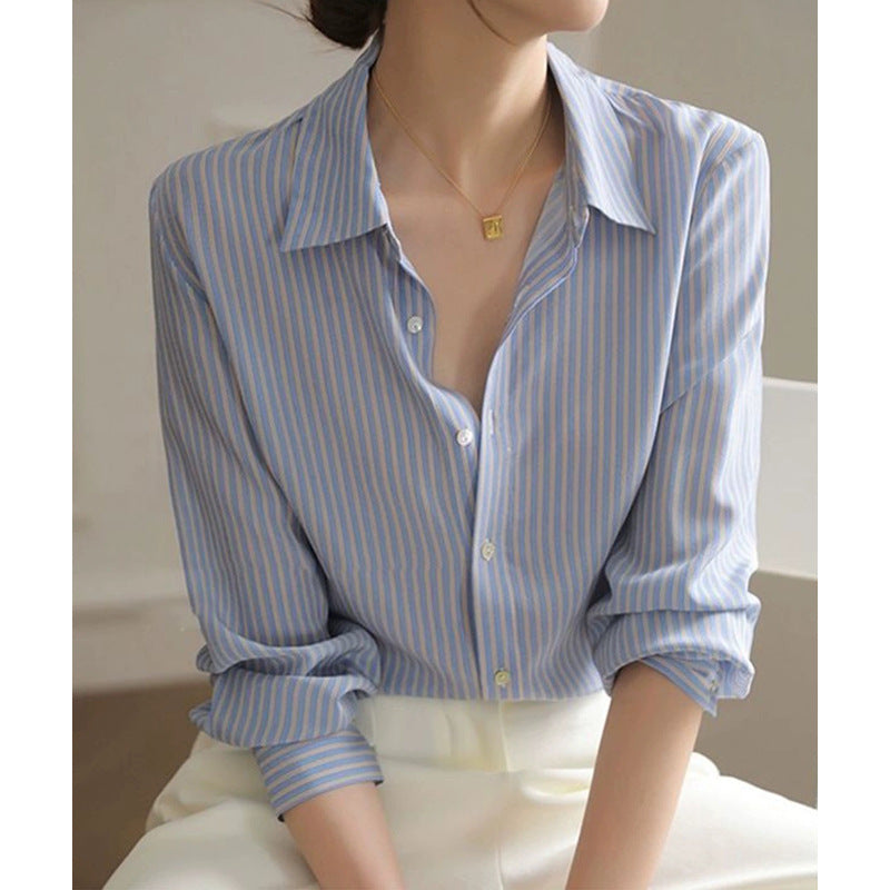 Dame afslappet bluse med fine striber og elegant krave Stilla