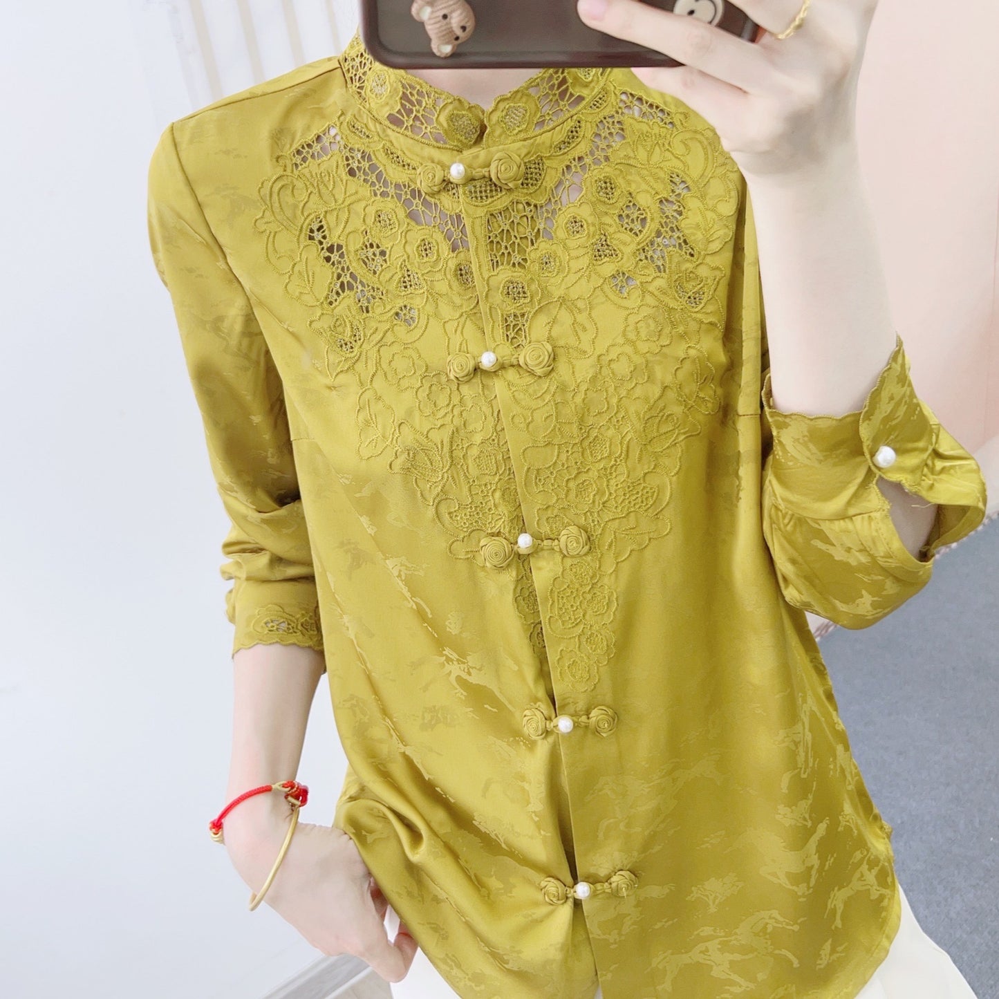 Dame elegant bluse med kunstneriske spidsaccent og fashionable knapdetaljer Stilla