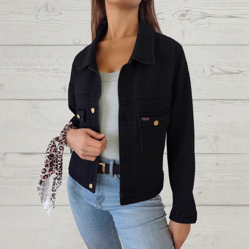 Dame denimjakke i klassisk snit med praktiske brystlommer og dekorative knapdetaljer Stilla