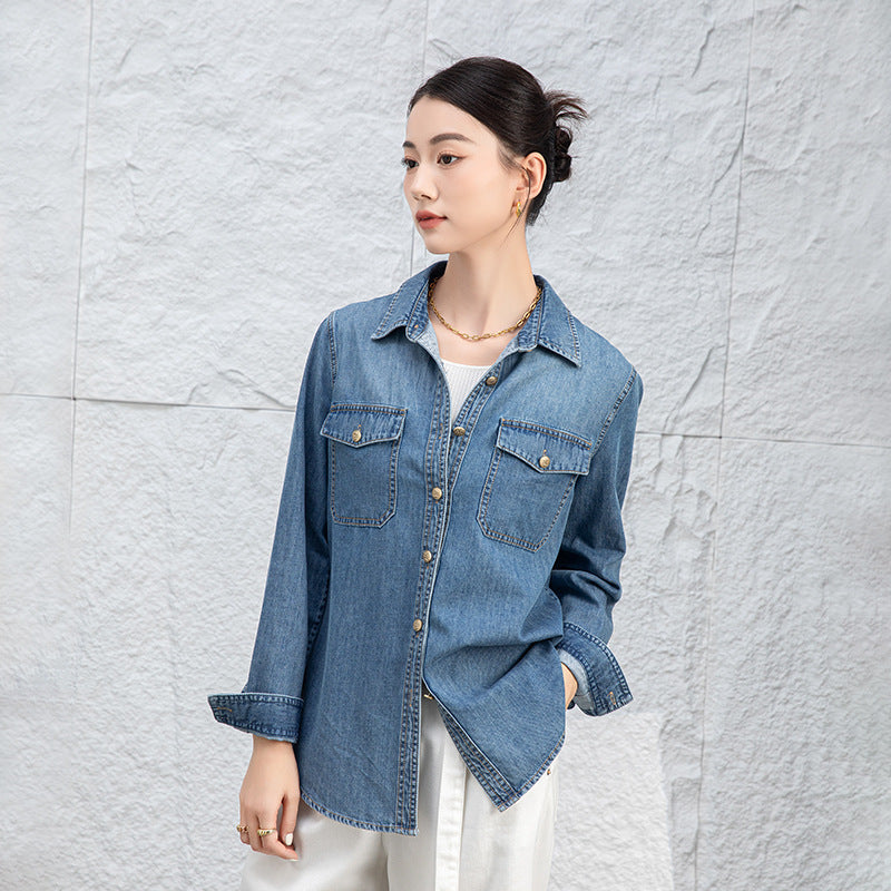 Dame denim skjorte med praktiske brystlommer og moderne snit Stilla