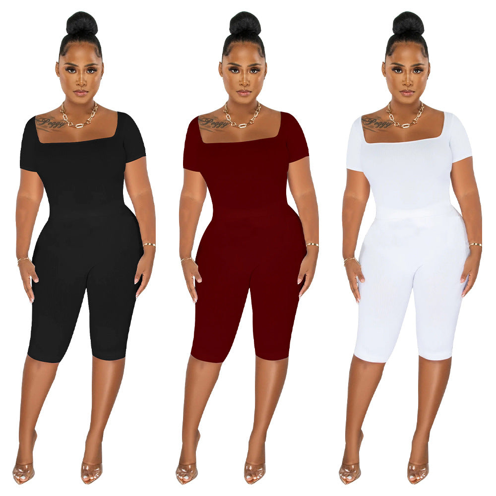Dame figurtilpasset jumpsuit med off-shoulder design og knælang skæring Stilla