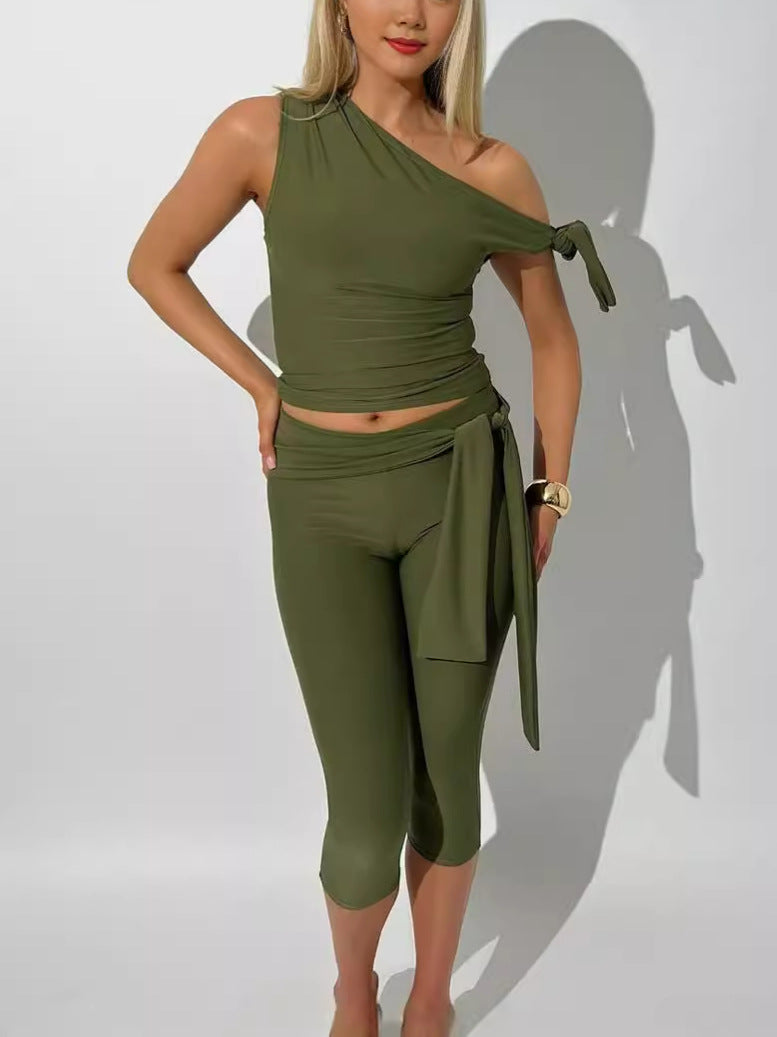 Dame figursyet One-Shoulder Jumpsuit med svingende slids Stilla