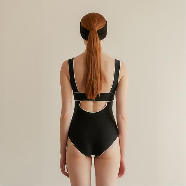 Dame Elegant Én-dels Badedragt med sporty V-hals og figurskabende accenter Stilla