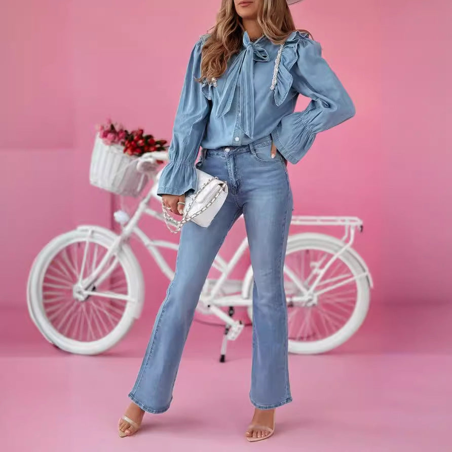 Dame denimbluse med flæsedetaljer og knyttet udskæring Stilla