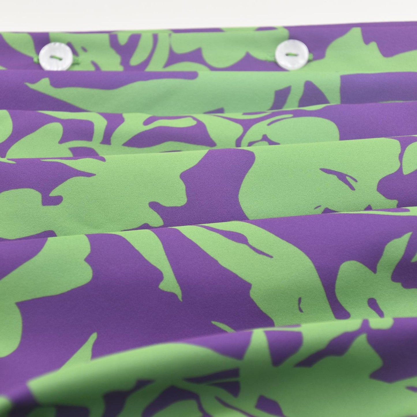 Dame afslappet skjortekjole med farverigt blomstermønster og smart krave Stiila