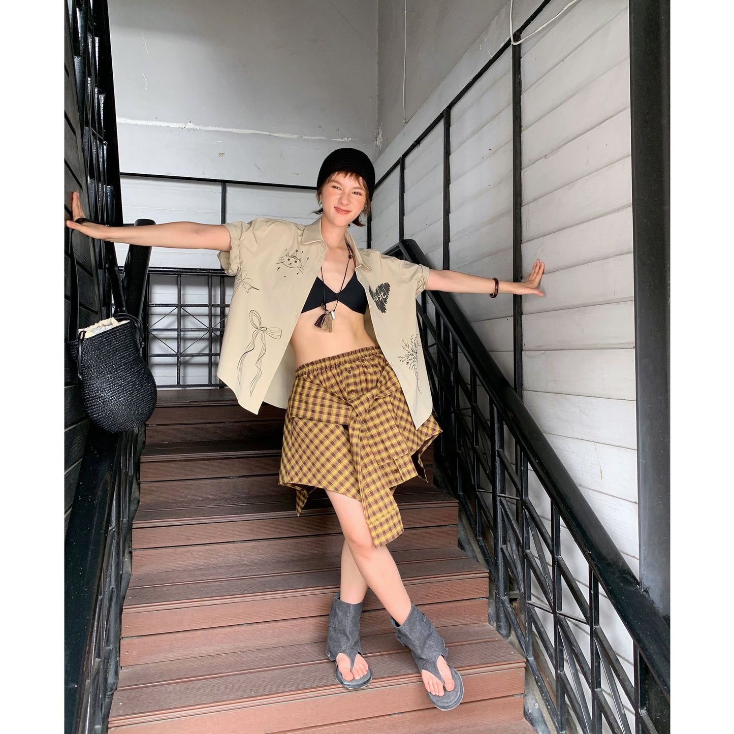 Dame afslappet skjorte med kreative mønstre og dekorative accenter Stilla