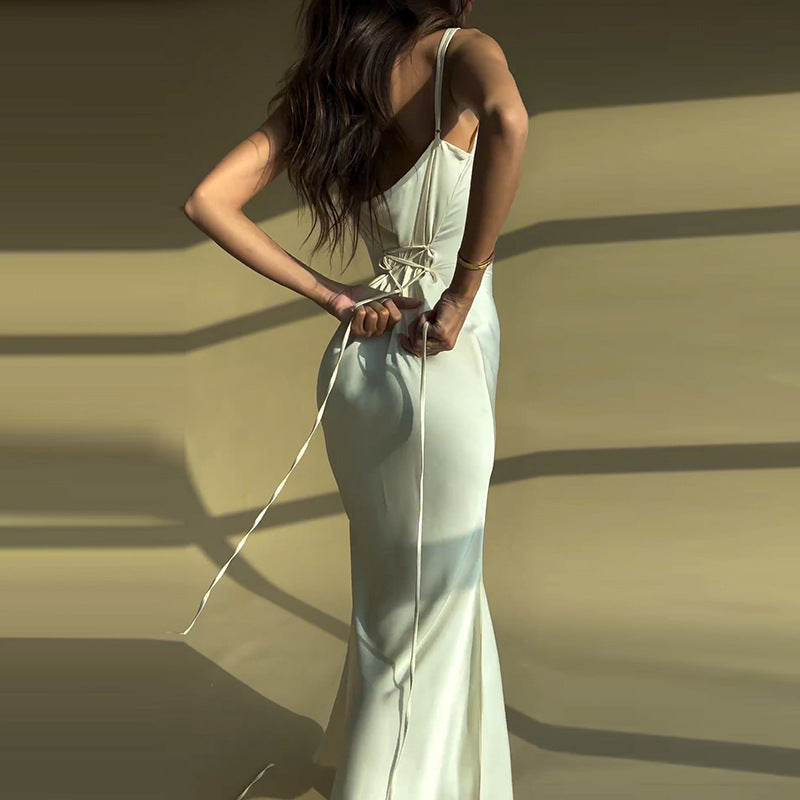 Dame Elegant aftenkjole med smalt snit og minimalistisk æstetik Stilla