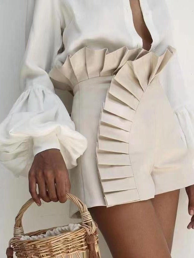 Dame shorts med flæse detaljer og asymmetrisk snit Stilla