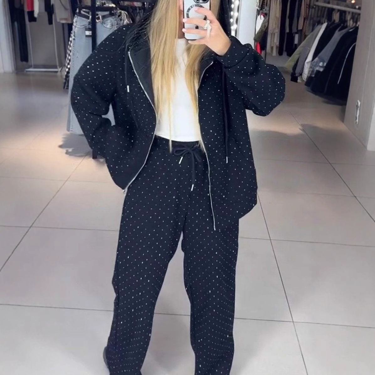 Dame afslappet sportjakke med hætte og moderne polka-dot design Stilla