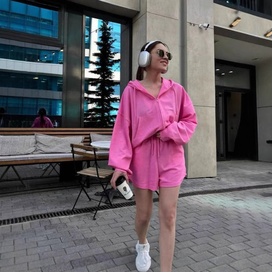 Dame afslappet hættebluse med korte shorts og bindebælte Stilla