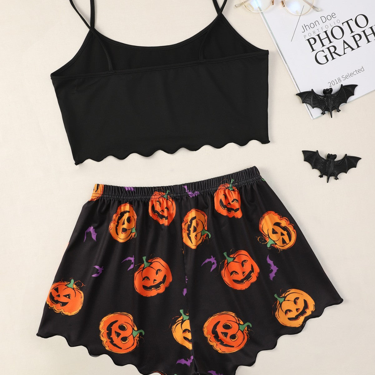 Dame afslappet Halloween pyjamasæt med crop-top og shorts Stilla