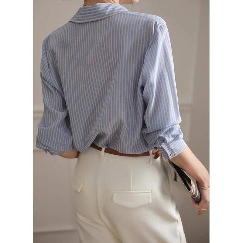 Dame afslappet bluse med fine striber og elegant krave Stilla