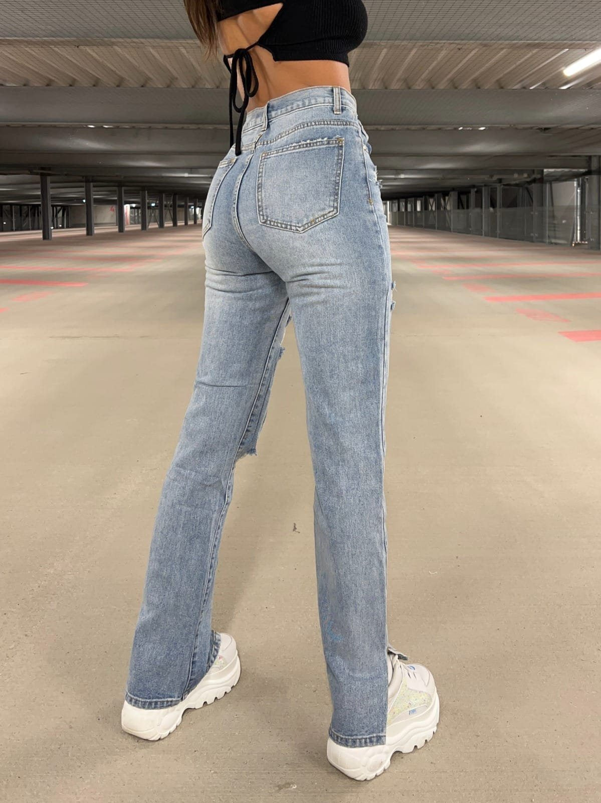 Dame Ripped Wide-Leg Jeans med asymmetrisk kant og høje detaljer Stilla