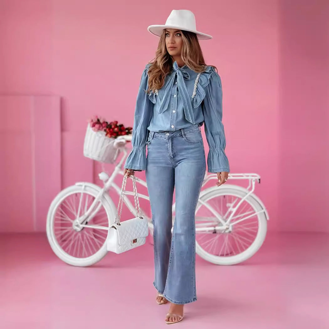 Dame denimbluse med flæsedetaljer og knyttet udskæring Stilla