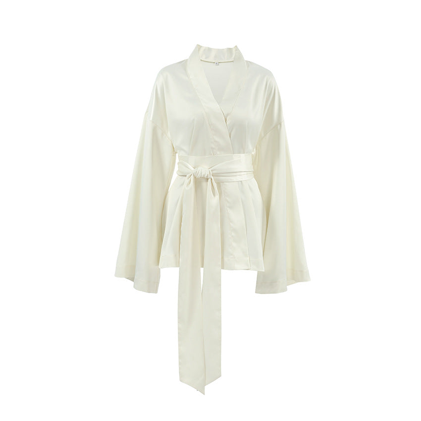 Dame Satin- jumpsuit med elegant omslag design og svajende kant Stilla