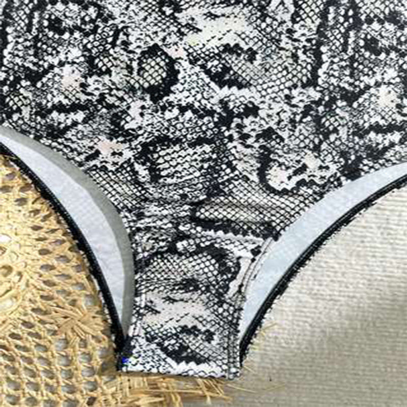 Dame Cut-Out Badedragt med asymmetrisk design og stilmønstret slangeskindsprint Stilla