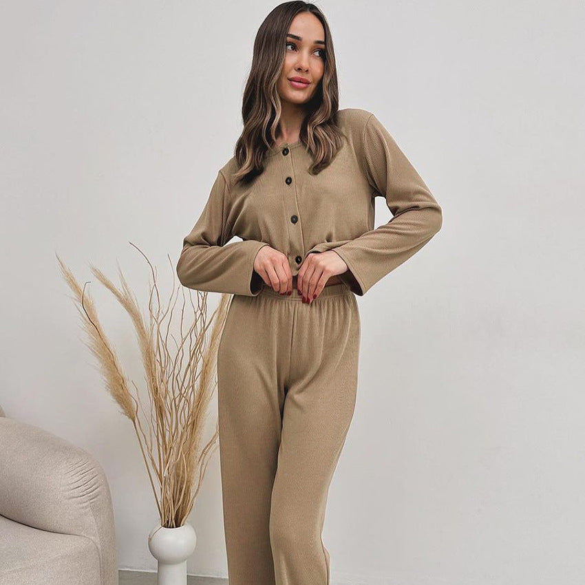 Dame strik-jumpsuit med knapdetalje og brede ærmer Stilla