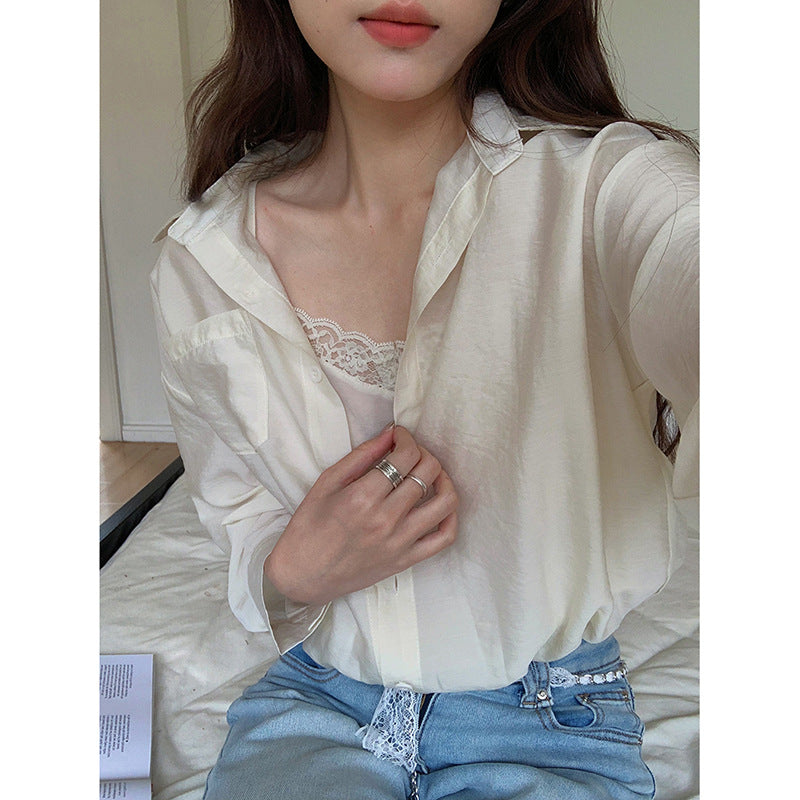 Dame afslappet bluse i tyndt stof med diskrete knapdetaljer og moderne pasform Stilla