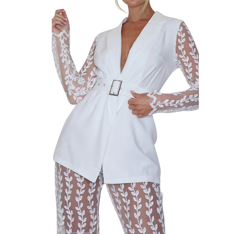 Dame jumpsuit med elegant blondeovertræk og figursyet design Stilla