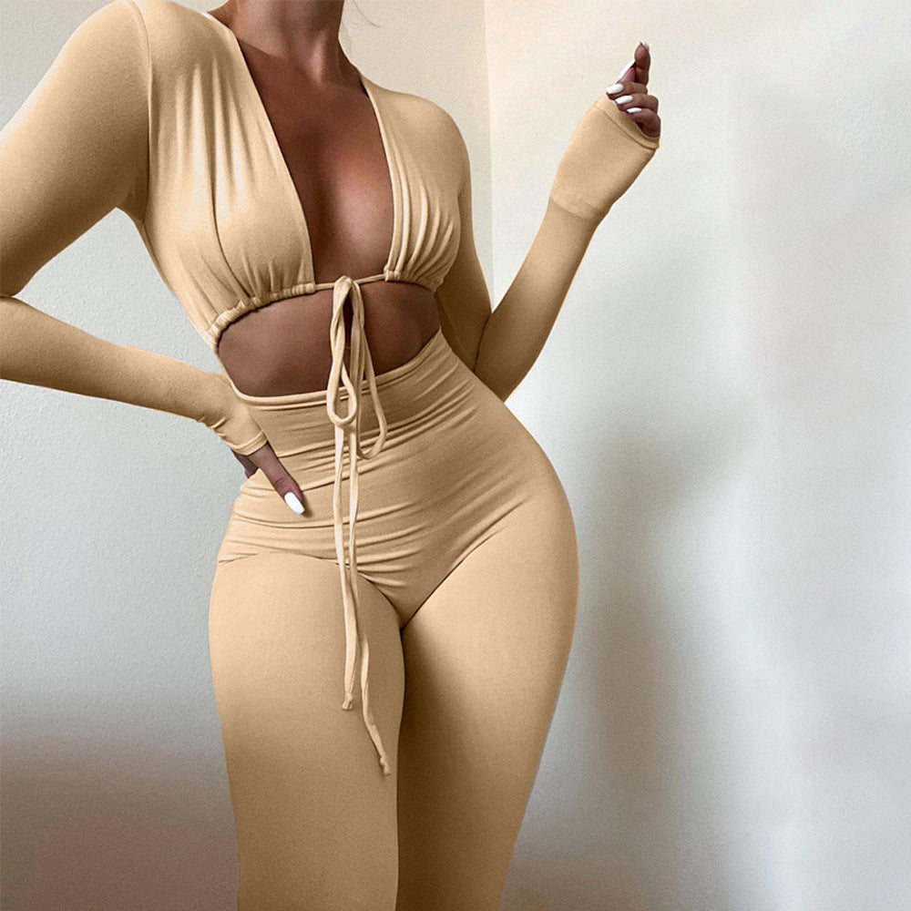 Dame figursyet jumpsuit med dyb V-udskæring og elegante lange ærmer Stilla