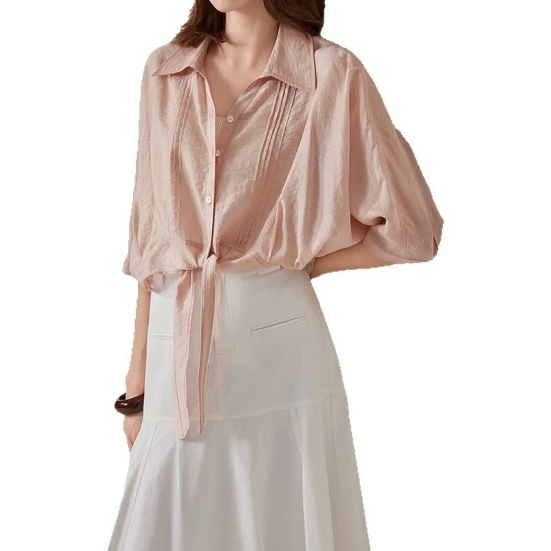 Dame afslappet bluse med V-hals og diskret bånd Stilla