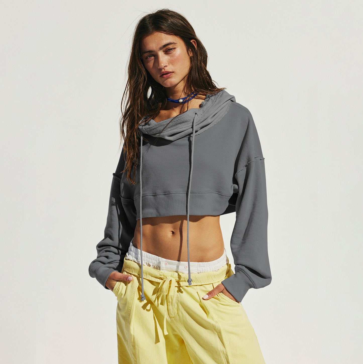 Dame cropped hættebluse med afslappet snit og funktionelle snore detaljer Stilla