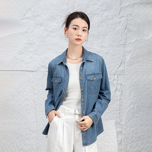 Dame denim skjorte med praktiske brystlommer og moderne snit Stilla