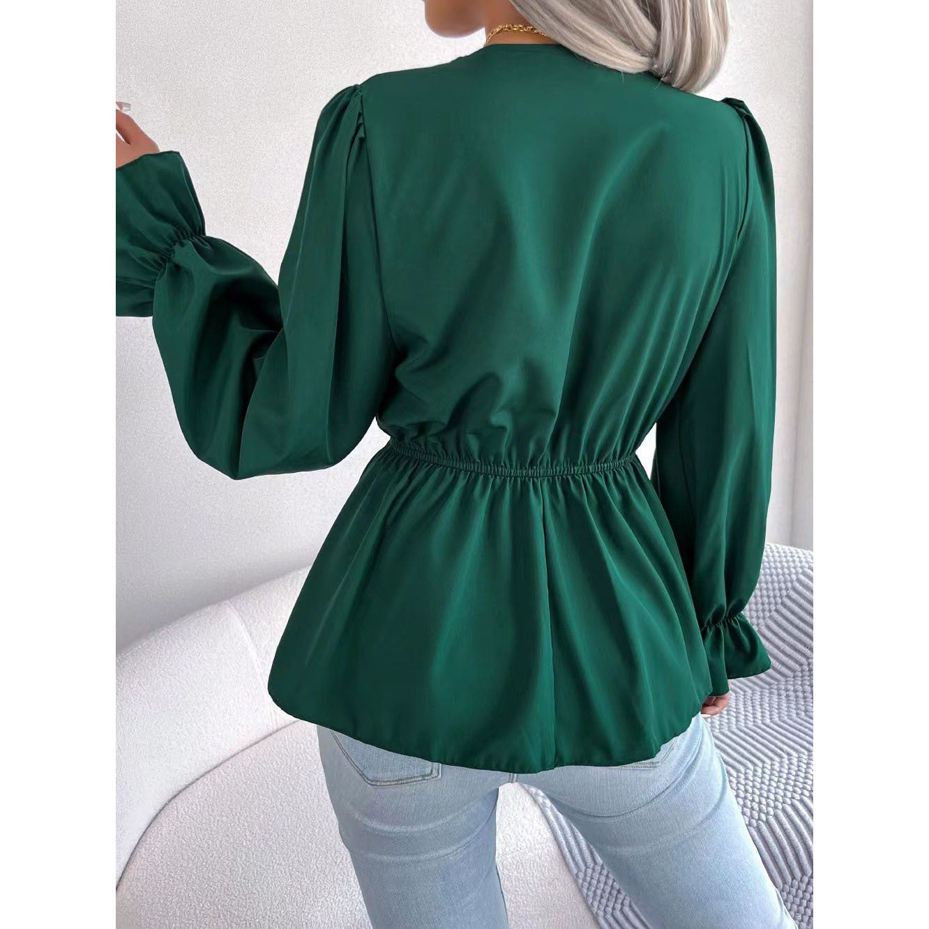 Dame elegant bluse med raffineret V-udskæring og volan detaljer Stilla