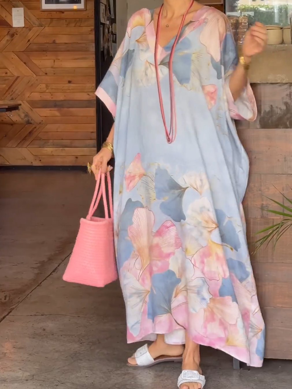 Dame Elegant kaftan-kjole med blomsterdesign og brede ærmer Stilla