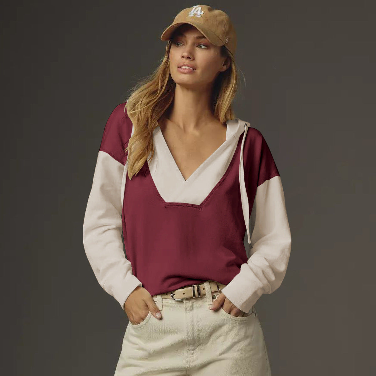 Dame afslappet hoodie med dyb V-udskæring og kontrasterende syninger Stilla