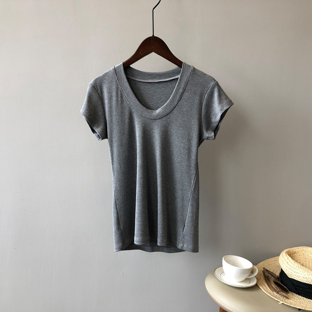 Dame kort bodyshirt i åndbart materiale med dyb rund halsudskæring Stilla