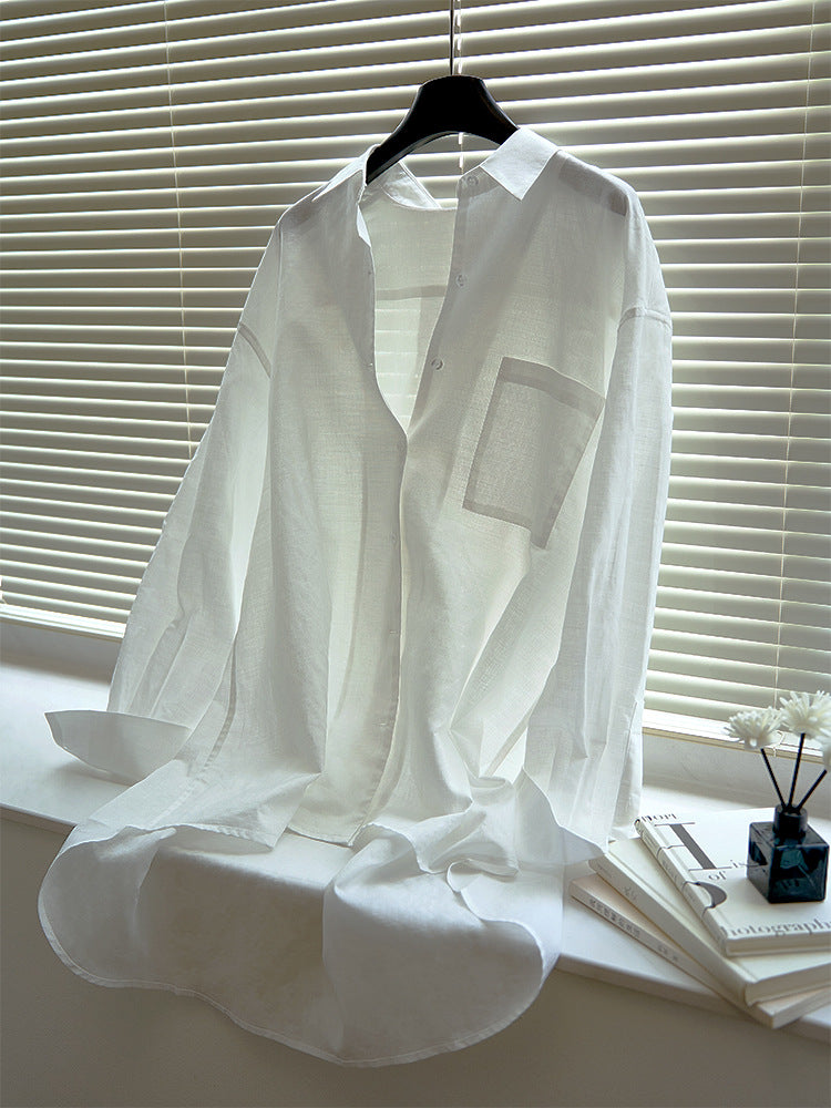 Dame afslappet langærmet bluse lavet af let, åndbart bomuldsstof med elegant brystlomme og moderne snit Stilla