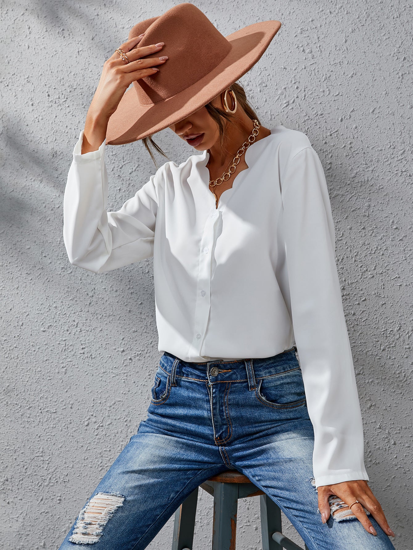 Dame elegant bluse med moderigtigt V-udskæring og skinnende stof Stilla