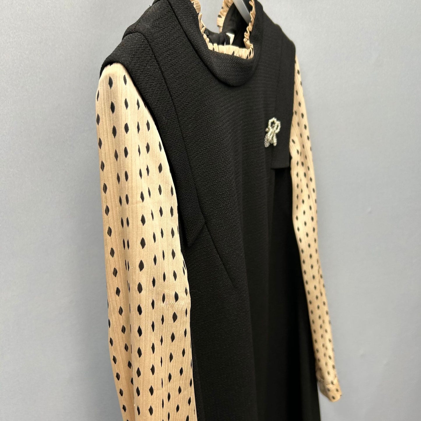 Dame Elegant figursyet kjole med flæsekanter og prikkede ærmer Stilla