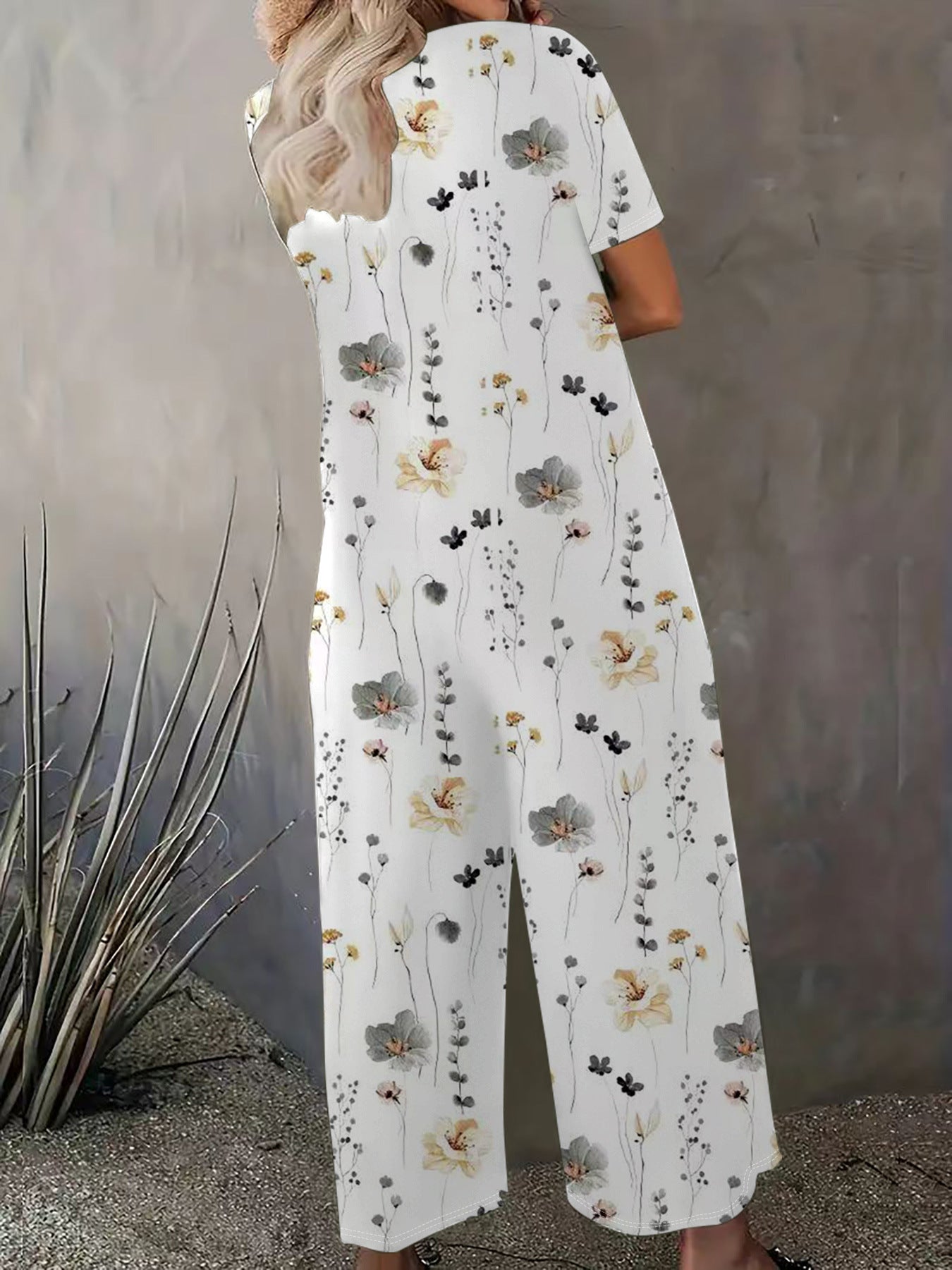 Damer bred blomster-jumpsuit med lommer og bådudskæring Stilla