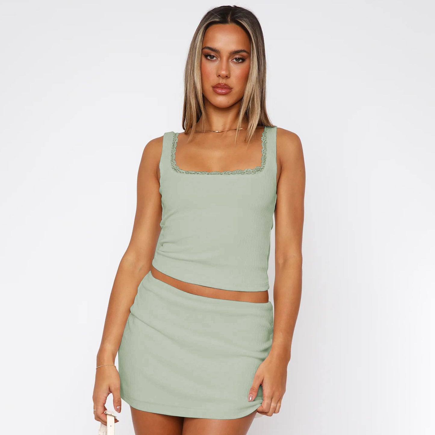 Dame cropped top med fin blondebort og figurvenlig pasform Stilla