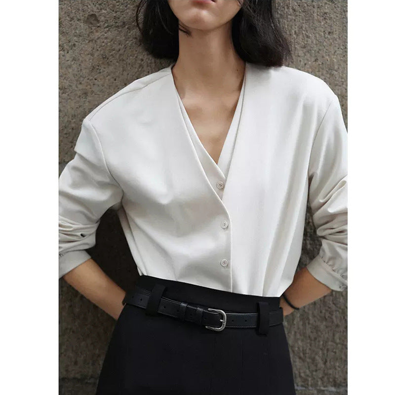 Dame elegant bluse med V-udskæring og knapdetaljer Stilla