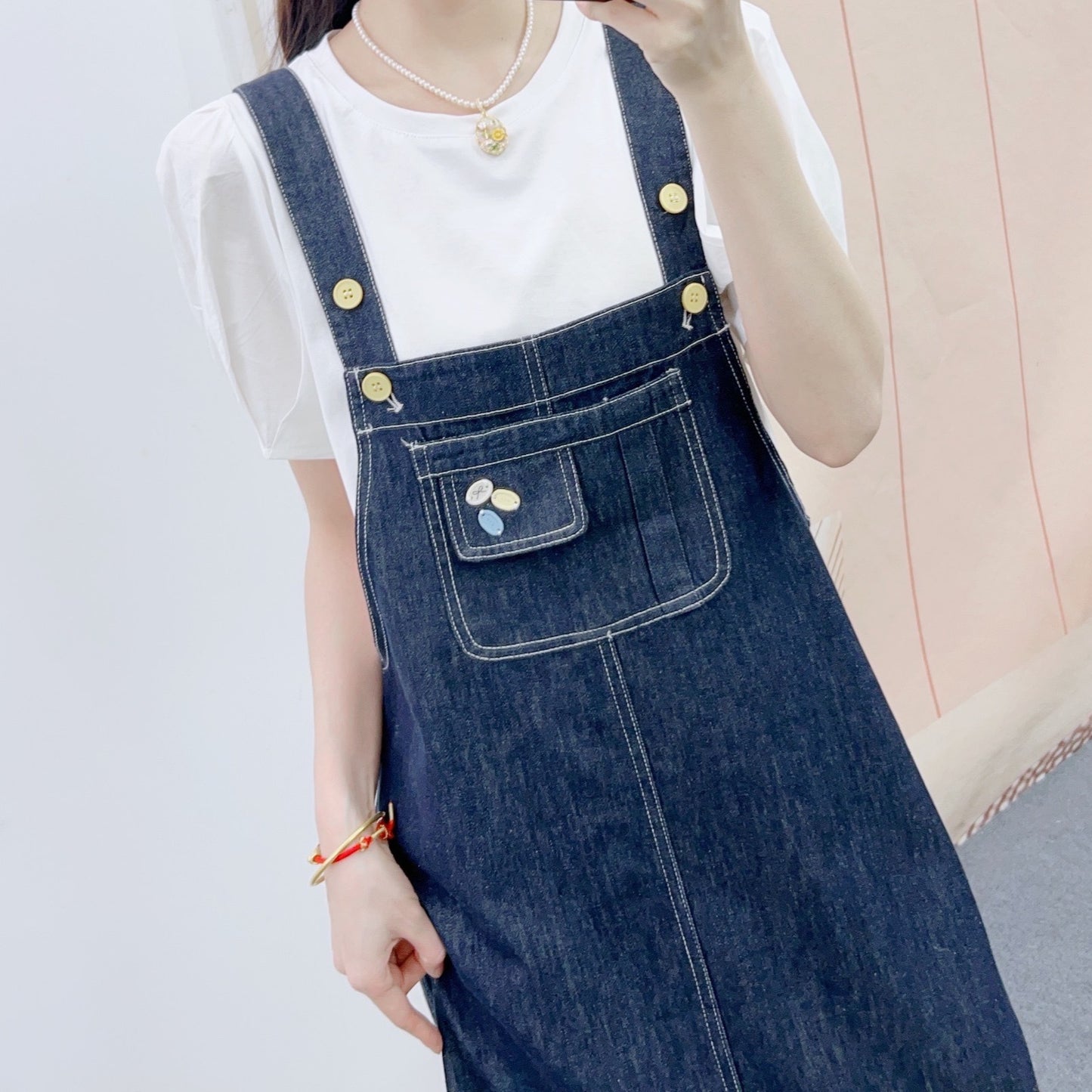 Dame Denim Latzkjole med praktiske lommer og moderne snit Stilla